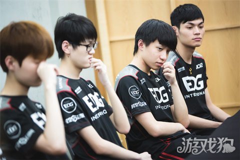  草根足球达人走红，平民英雄感动全网  