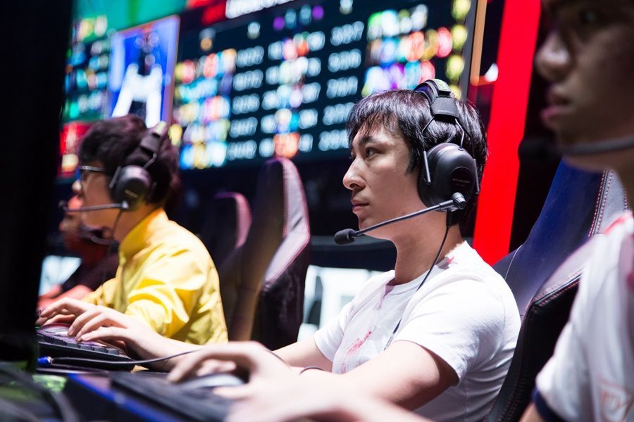  电竞新星闪耀赛场，青年选手勇夺桂冠