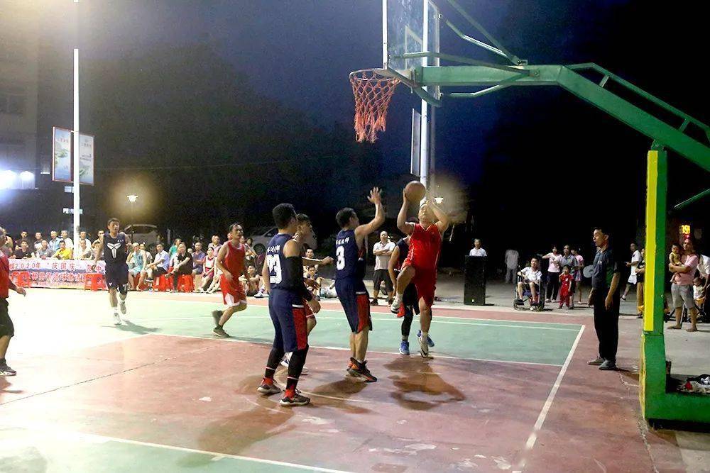  夜间灯光球场投入使用，上班族下班后挥拍健身