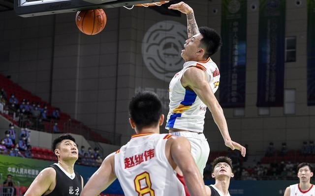  张镇麟隔扣外援辽宁战胜青岛展实力