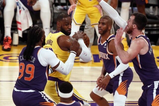  费德勒告别赛引泪目，球迷致敬传奇时刻