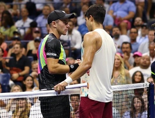  辛纳底线对抗占优，完胜名将晋级次轮